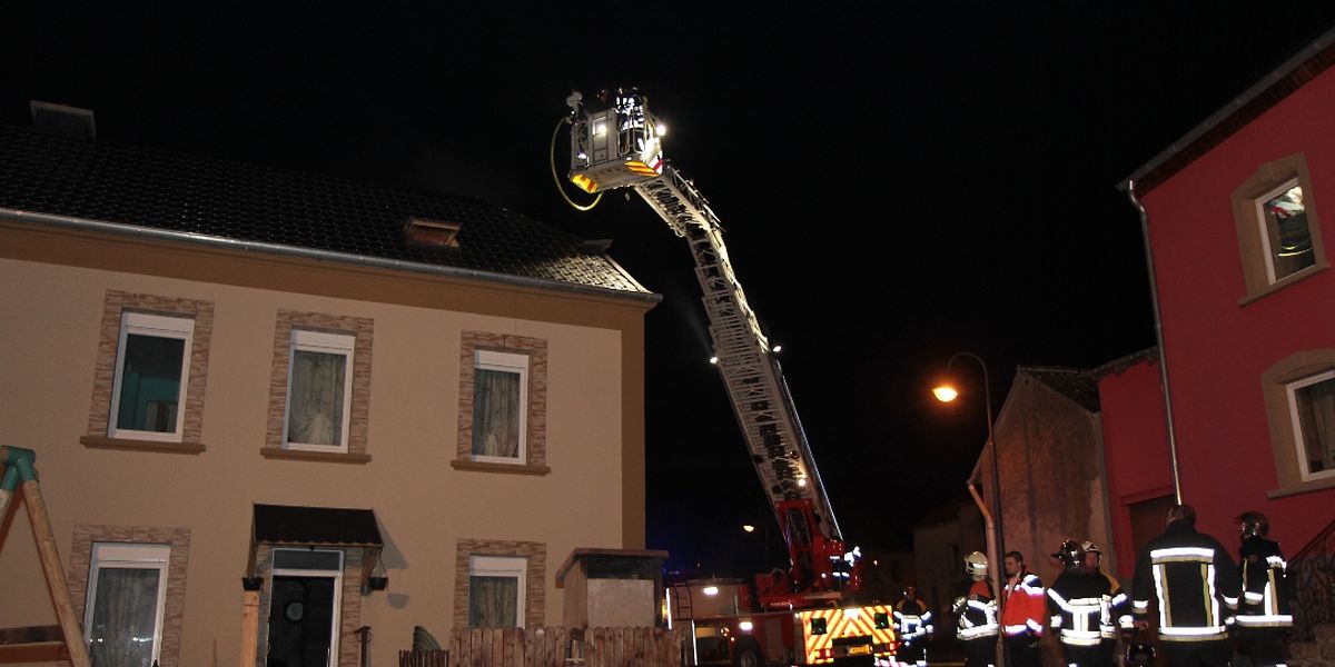 Die Feuerwehr konnte verhindern, dass sich der Brand auf das gesamte Haus ausbreitet.