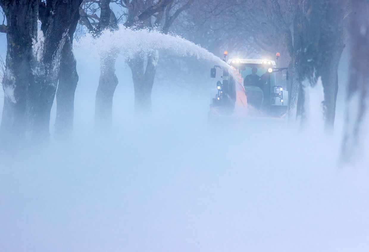 Das Winterwetter hat den Norden und die Mitte Deutschlands fest im Griff. Schnee und Eis sorgen für massive Verkehrsprobleme, manche haben aber auch ihren Spaß daran.