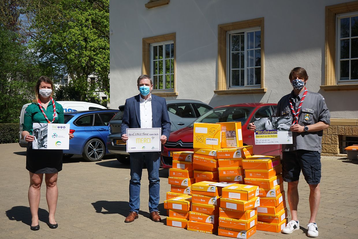 Maskenübergabe beim Roten Kreuz.