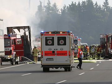 Polícia alemã teme muitos mortos em incêndio de autocarro após colidir com camião