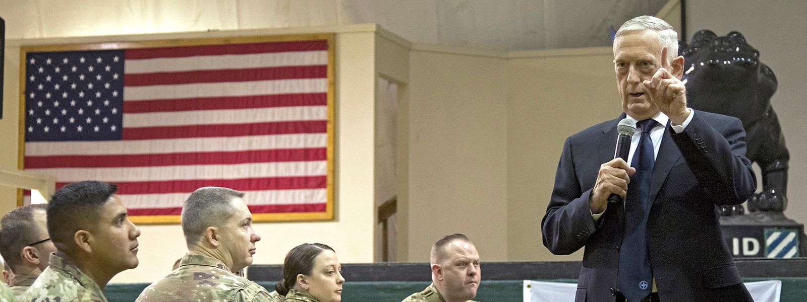 Mattis, spricht bei seinem Besuch in der Bagram Air Base zu US-Soldaten.
