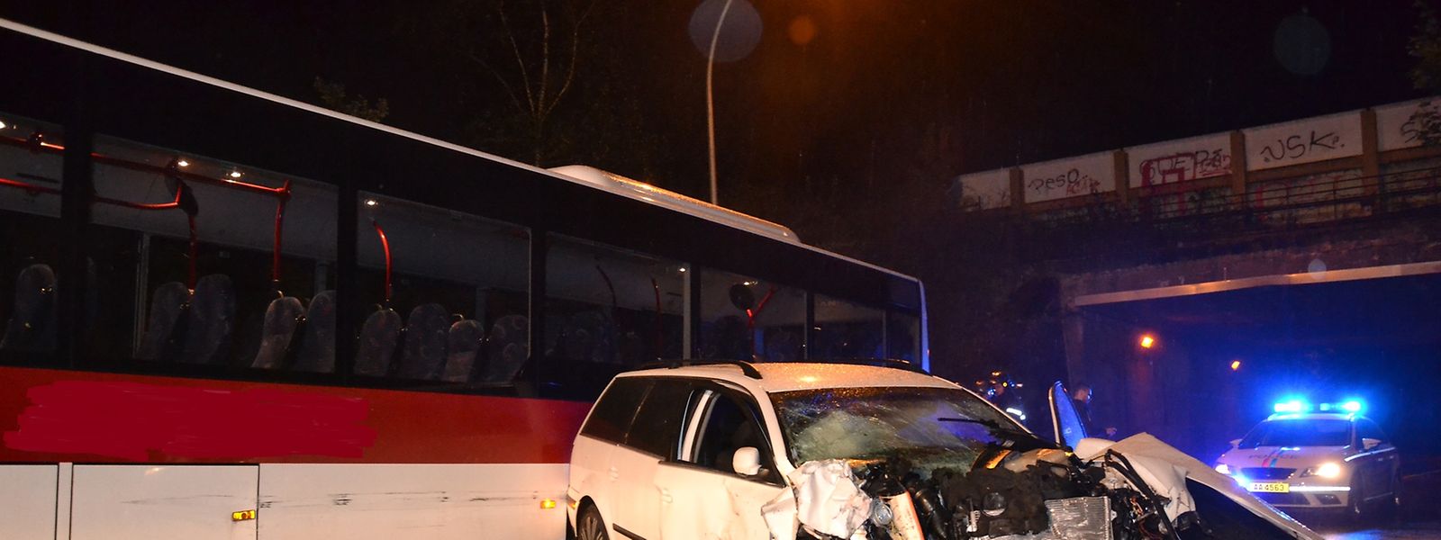 Bei einer Frontalkollision wurde der Fahrer des Autos leicht verletzt. 