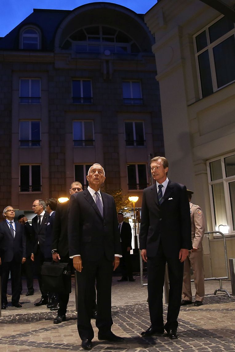 O Presidente da República de Portugal, Marcelo Rebelo de Sousa (E), é acompanhado pelo Grão Duque Henrique (D) do Luxemburgo num curto passeio pelas ruas da cidade, 22 de maio de 2017. Marcelo Rebelo de Sousa encontra-se no Luxemburgo para uma visita oficial de 3 dias. JOÃO RELVAS/LUSA