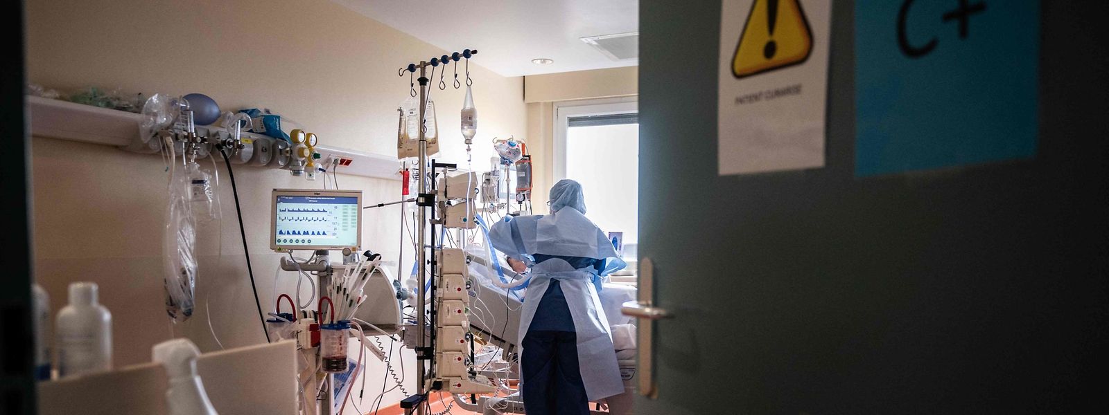 Face au risque accru de saturation dans les hôpitaux, les autorités demandent à la population de tenir bon.