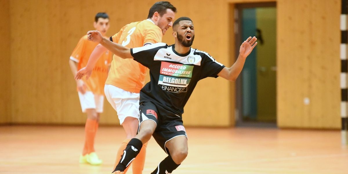 Ivan Brito (en noir, Union Titus Pétange) et Ernad Masic (en orange, Amicale Clervaux) se retrouveront en quart de finale de la Coupe, le 10 décembre