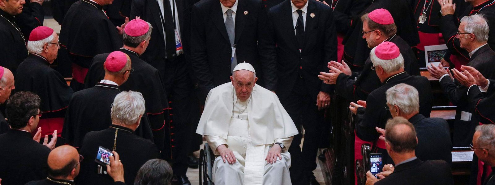 Papst Franziskus verlässt nach einem Gottesdienst die Basilika Notre-Dame in Quebec.
