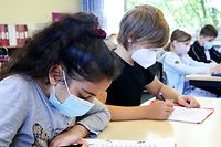 DP-Fraktionschef Gilles Baum und Bildungsminister Claude Meisch (DP) appellierten an die Erwachsenen, sich impfen zu lassen, „damit die Kinder im Herbst im Unterricht keine Maske mehr tragen müssen“, wie Baum meinte.
