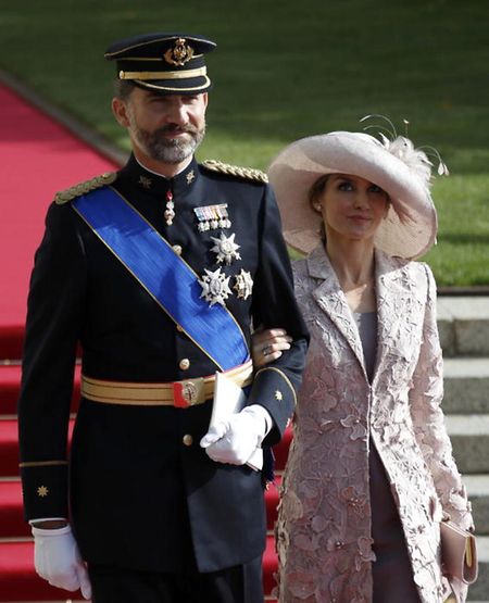 Felipe et Letizia, devant la cathédrale Notre-Dame à Luxembourg lors du mariage du Prince Guillaume et de la Princesse Stéphanie. C'était le 21 septembre 2012.