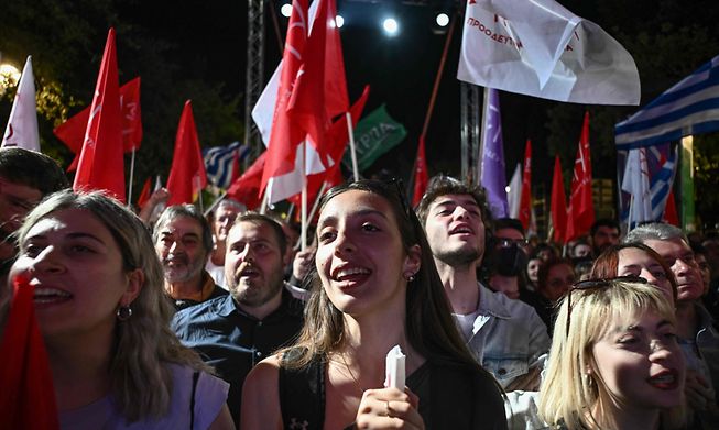 Supporters of Greek opposition leader of Syriza party attend a pre-election speech in Athens on May 18, 2023