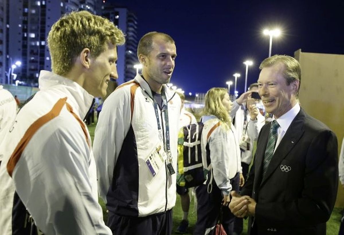 Gutgelaunt: Laurent Carnol (l.) und Gilles Muller (M.) plaudern mit Großherzog Henri.