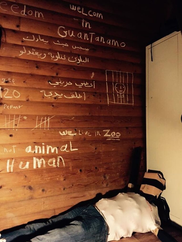 Auf dem Foto sieht man eine selbst gebastelte Vogelscheuche, die geknebelt ist und die Augen verbunden hat. 