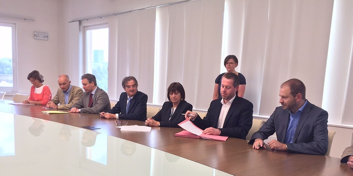 Gewerkschaften und Bildungsminister Meisch unterzeichneten das Abkommen im Gebäude des Staatsrats.