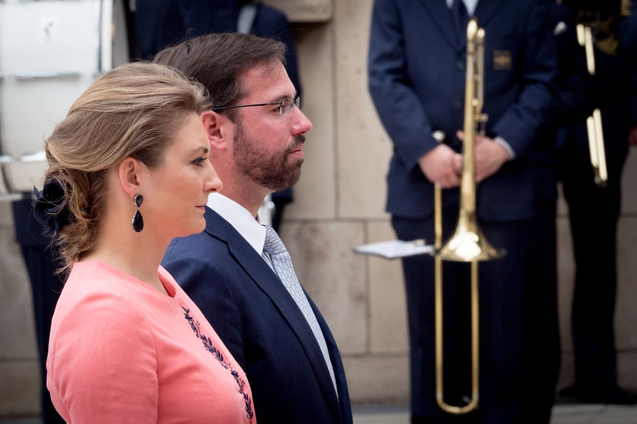 Erbgroßherzog Guillaume und Prinzessin Stéphanie vor dem Resistenzmuseum.