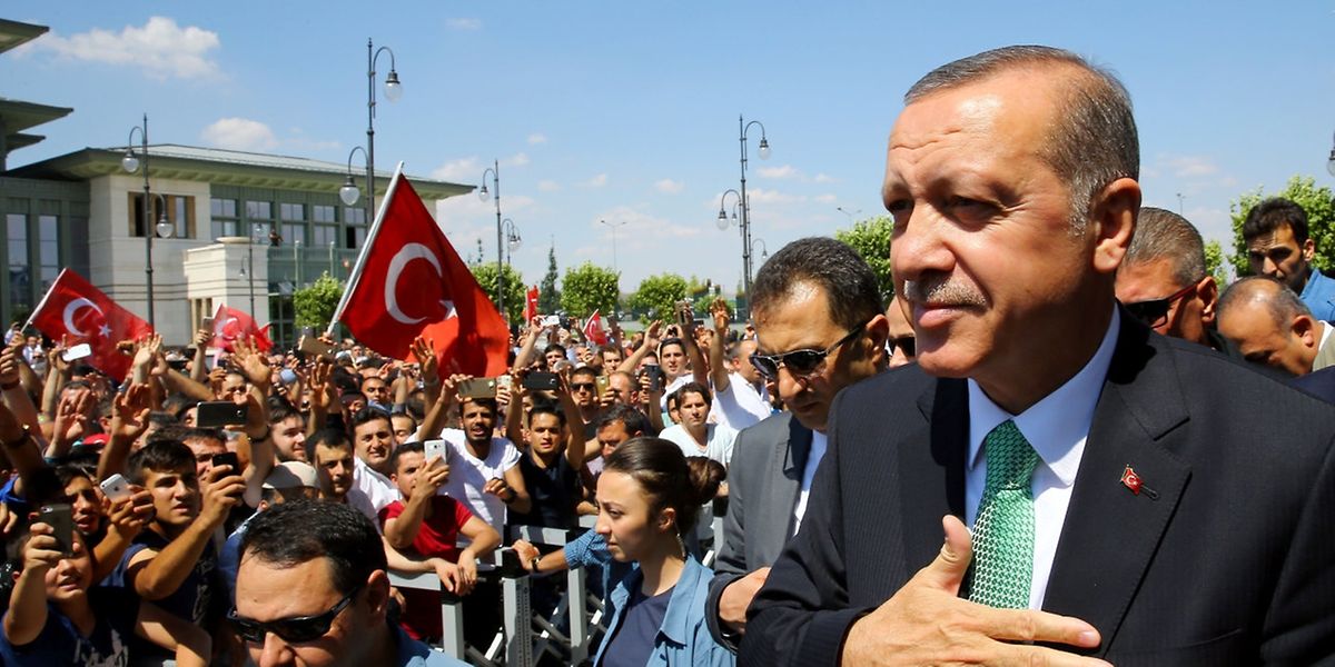 Der türkische Präsident Erdogan ließ mehr als 44000 Beamte vom Dienst suspendieren.