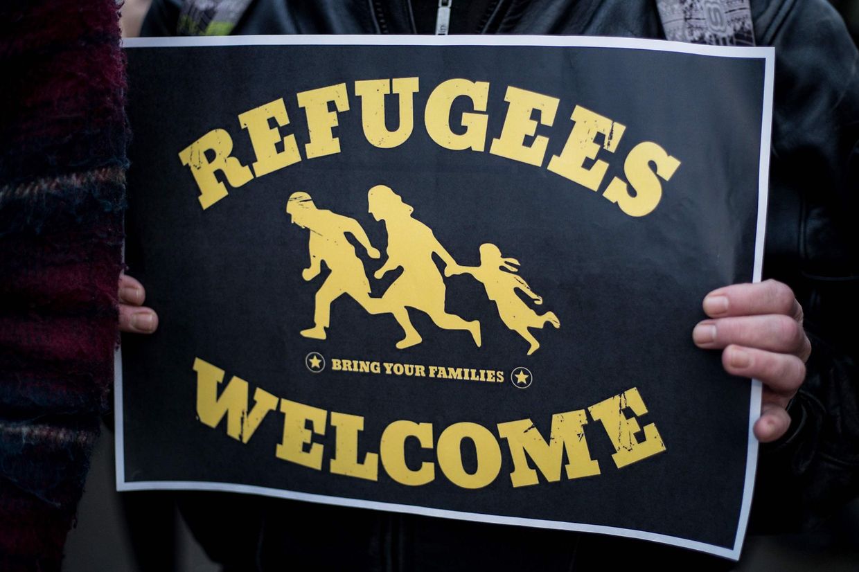 Des protestants criaient des slogans et brandissaient des banderoles pour exiger l'ouverture des frontières de l'Europe, mercredi 4 mars devant le Conseil européen à Bruxelles.