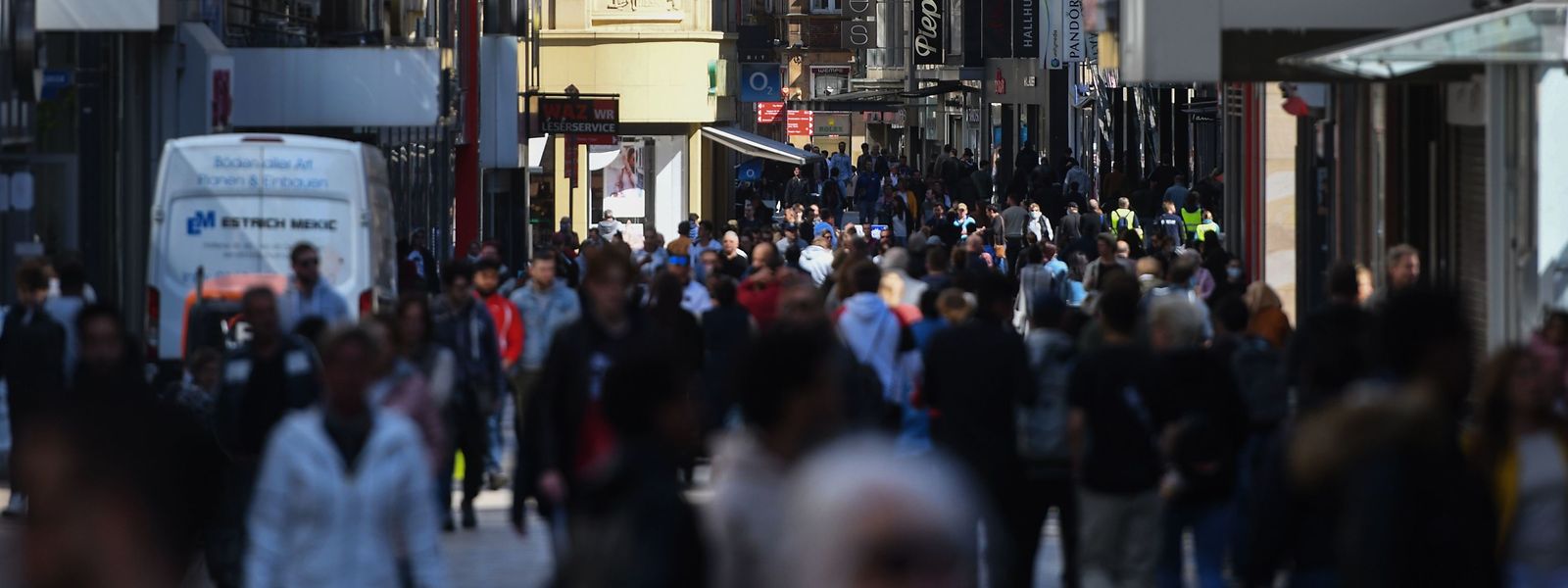 Die Einkaufsstraßen in deutschen Städten (im Bild Dortmund) waren am Montag teilweise gut gefüllt.