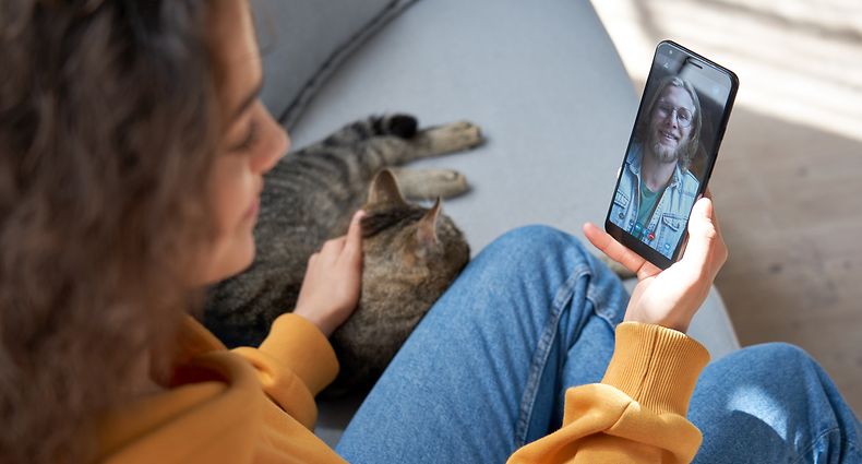 Kontakt fast nur noch per Videochat: Viele jungen Menschen fühlen sich durch die Einschränkungen einsam.