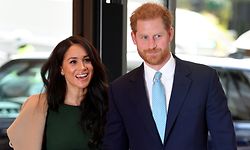 ARCHIV - 15.10.2019, Großbritannien, London: Der britische Prinz Harry (r), Herzog von Sussex, und seine Frau Meghan, Herzogin von Sussex, kommen zu den jährlichen «WellChild Awards» im Royal Lancaster Hotel. (zu dpa Krisensitzung auf dem Lande - Queen ruft Royal-Familie zu sich) Foto: Toby Melville/PA Wire/dpa +++ dpa-Bildfunk +++