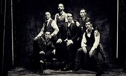 ACHTUNG: SPERRFRIST 14. MAI 00:01 UHR. FREI FÜR DIENSTAG-AUSGABEN - HANDOUT - 23.01.2019, ---: Die Band Rammstein um den Sänger Till Lindemann (M, undatierte Aufnahme). Die Fans mussten lange warten. Bei Rammstein heißt das: Anhänger auf der ganzen Welt. Nun bringen die Martial-Rocker mit "Rammstein" ein neues Album raus. (zu dpa «Keine Grenzen, keine Zäune» - Rammstein zwischen Politik und Sex") Foto: Jes Larsen/Universal Music/dpa - ACHTUNG: Nur zur redaktionellen Verwendung im Zusammenhang mit einer Berichterstattung über das Album und nur mit vollständiger Nennung des vorstehenden Credits +++ dpa-Bildfunk +++
