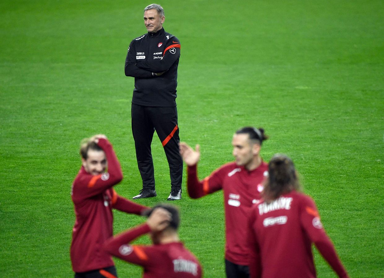 Treinador da turquia Stefan Kuntz numa das sessões de treino no estádio do Dragão, no Porto, a 23 de fevereiro.