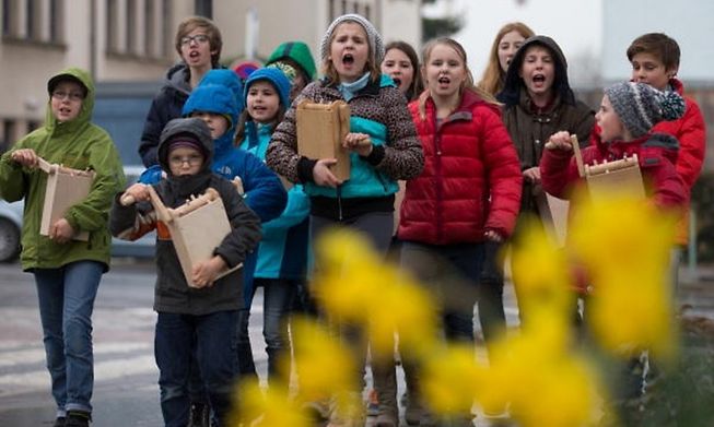 Klibberkanner replace the church bells from "Green" Thursday until Easter Sunday 