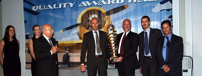 Zeremonie mit großem Pokal: ANAMA-Präsident Biagio Bruni mit Andrea Sanfelici, Pierandrea Galli, Francesco Semprini und Antonio Simari von Cargolux Italia.