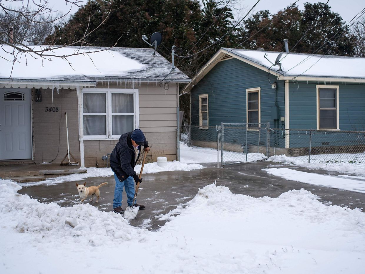 Vaga de frio sem precedentes está a paralisar o Texas. População está há vários dias sem energia e aquecimento.