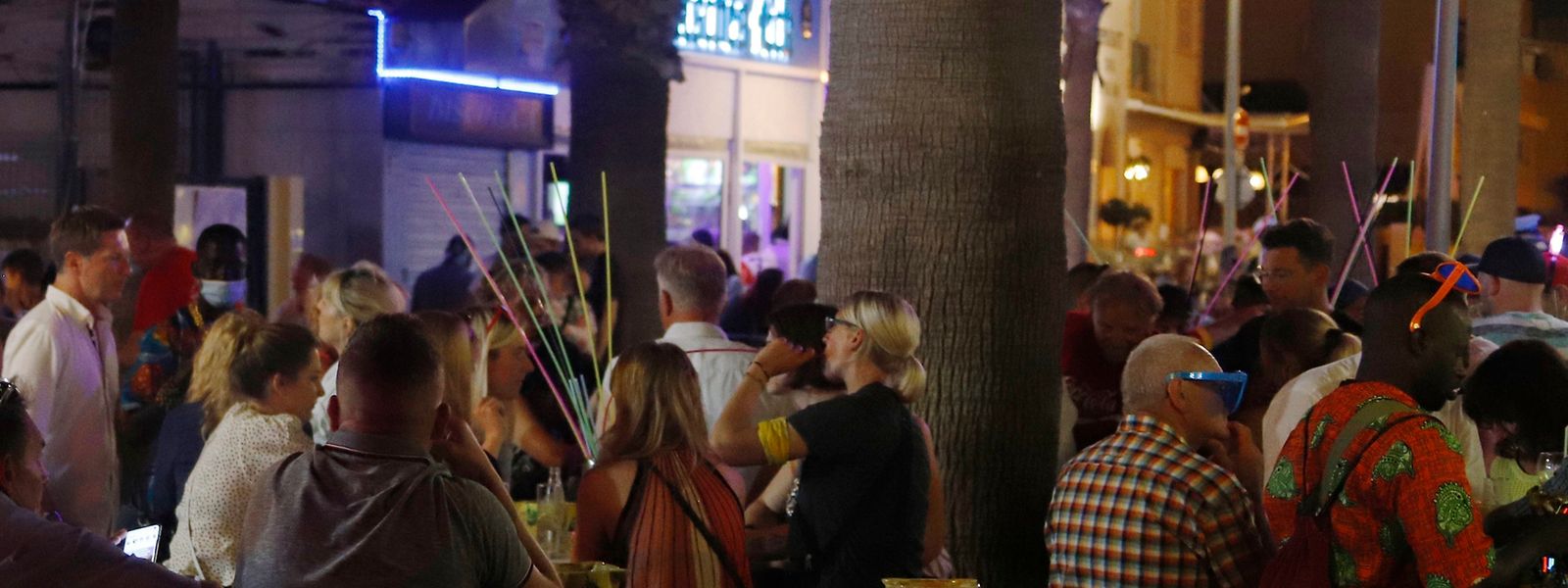 Palma de Mallorca vor einer Woche: Touristen sitzen dicht an dicht auf einer Terrasse eines Lokals auf der sogenannten Bierstraße.