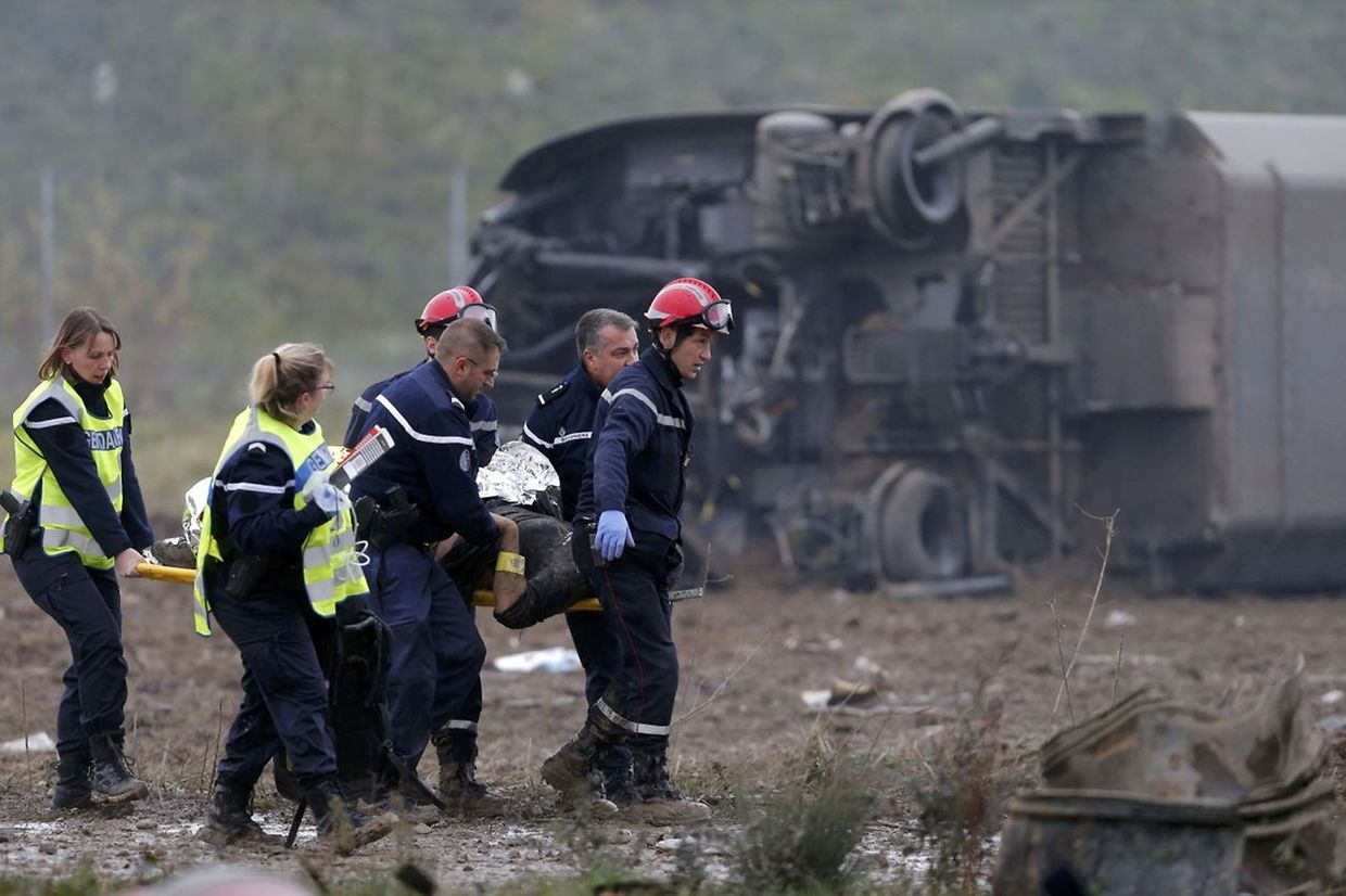 Rescue workers carry a victim on a stretcher from the wreckage of a test TGV train that derailed and crashed in a canal outside Echwersheim near Strasbourg, eastern France, November 14, 2015.   REUTERS/Vincent Kessler