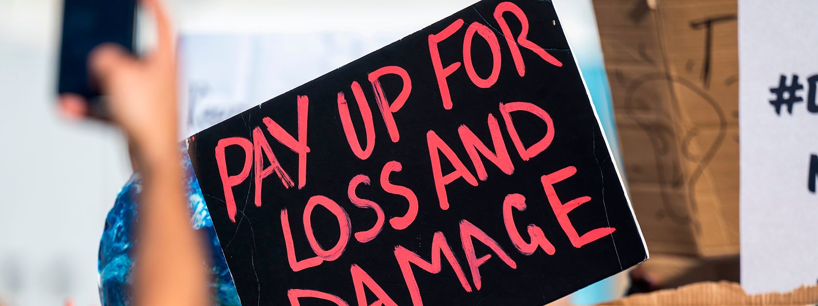 „Pay up for loss and damage" („Für Verlust und Beschädigung aufkommen“) fordern Demonstranten am Rande des Weltklimagipfels in Scharm el Scheich.