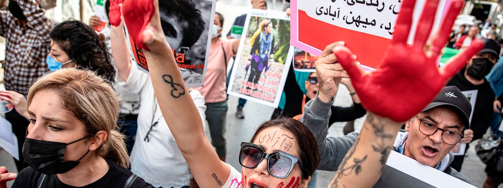 Nach dem Tod einer 22-jährigen in Teheran kam es weltweit zu Protesten und Solidaritätskundgebungen.