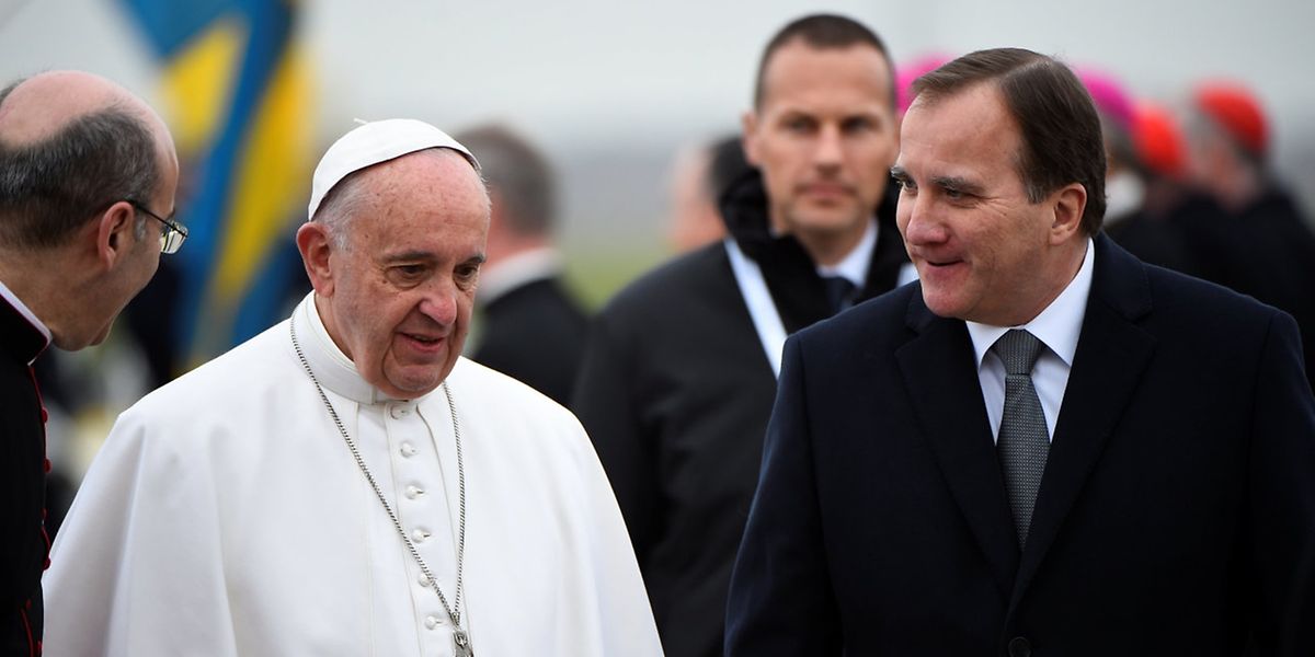 Der Papst wird von dem schwedischen Premierminister Stefan Lofven empfangen.