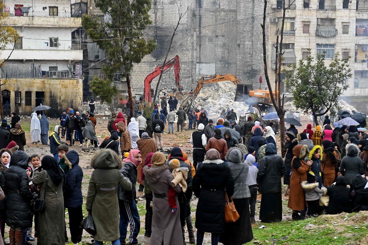 Rettungskräfte suchen in den Trümmern eines eingestürzten Gebäudes nach Opfern und Überlebenden des tödlichen Erdbebens, das Syrien im Morgengrauen des 6. Februar 2023 im Stadtteil Salaheddine von Aleppo erschütterte.