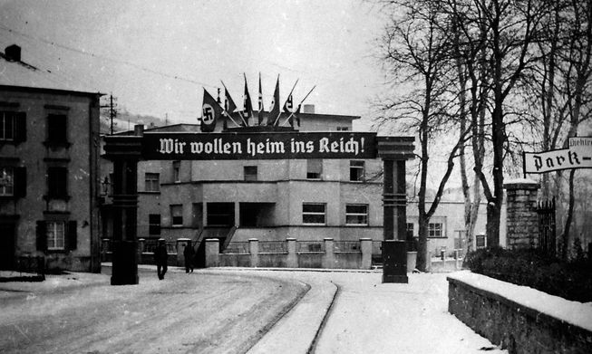 Gate in Diekirch displaying a "Heim ins Reich" banner in 1940