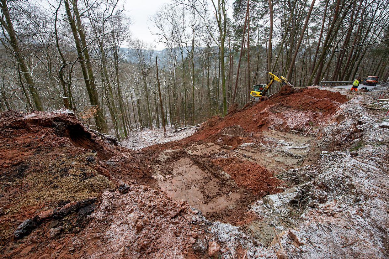 Ein Spezialbagger arbeitet an der Stelle, wo die K29 bei einem Erdrutsch abgesackt ist.