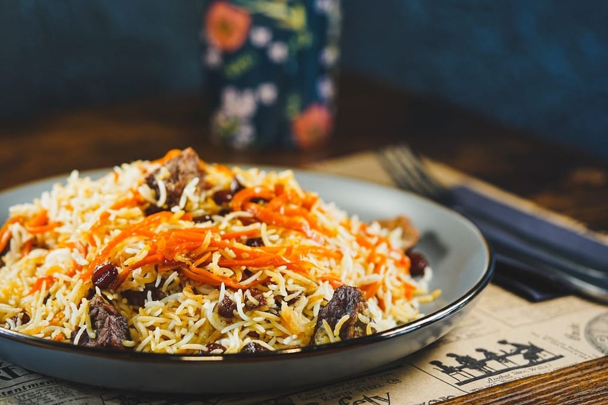 Qabuli, viande de bœuf mijotée, cuite dans un plat en forme de dôme avec du riz, des carottes, des raisins secs, de la cardamome et des noix.