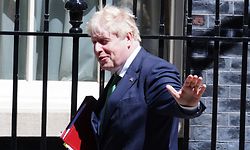 08.06.2022, Großbritannien, London: Boris Johnson, Premierminister von Großbritannien, verlässt die 10 Downing Street, um an der wöchentlichen Fragestunde «Prime Minister's Questions» im Unterhaus teilzunehmen. Foto: Ian West/PA Wire/dpa +++ dpa-Bildfunk +++