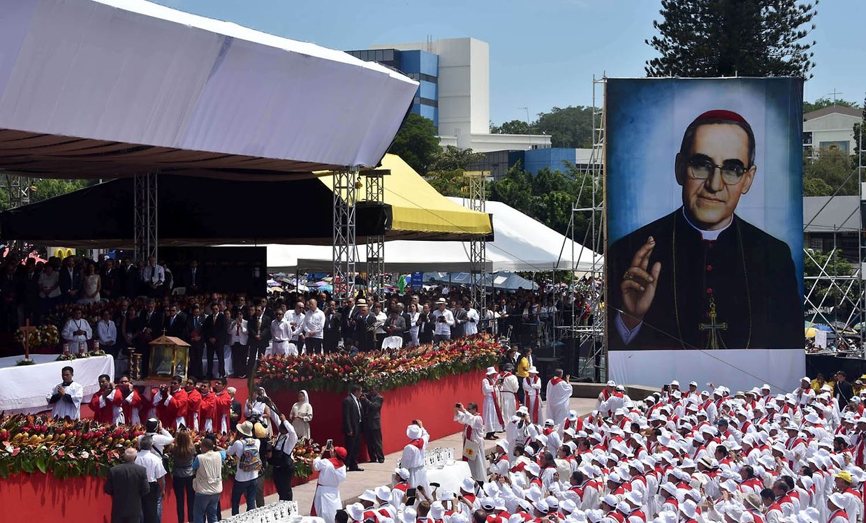 Nach der Zeremonie wurde ein überlebensgroßes Porträt Romeros enthüllt. 