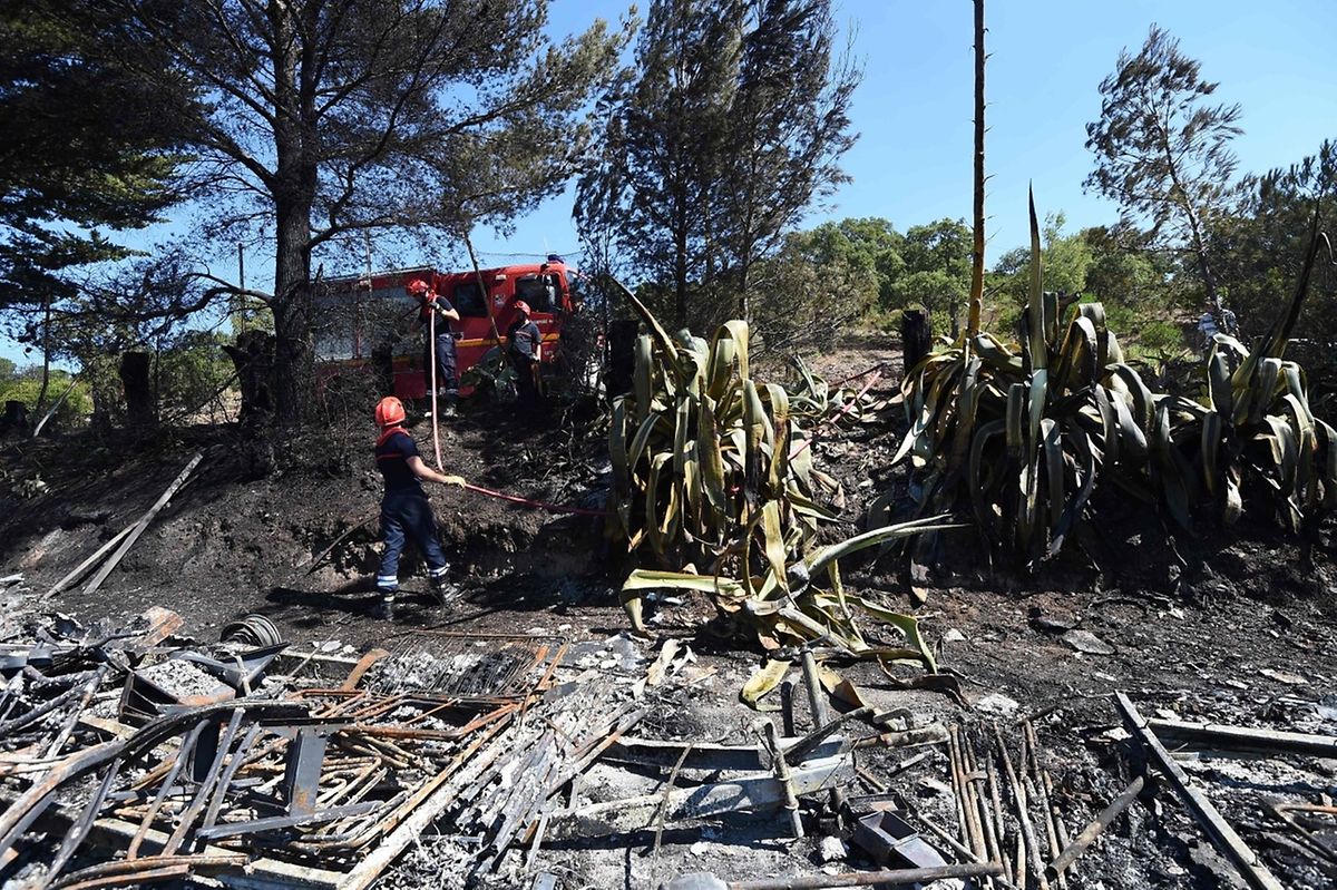 Les flammes ont atteint le camping de Bormes-les-Mimosas. Près de 3.000 campeurs et 10.000 personnes en tout ont été évacués au cours de la nuit.