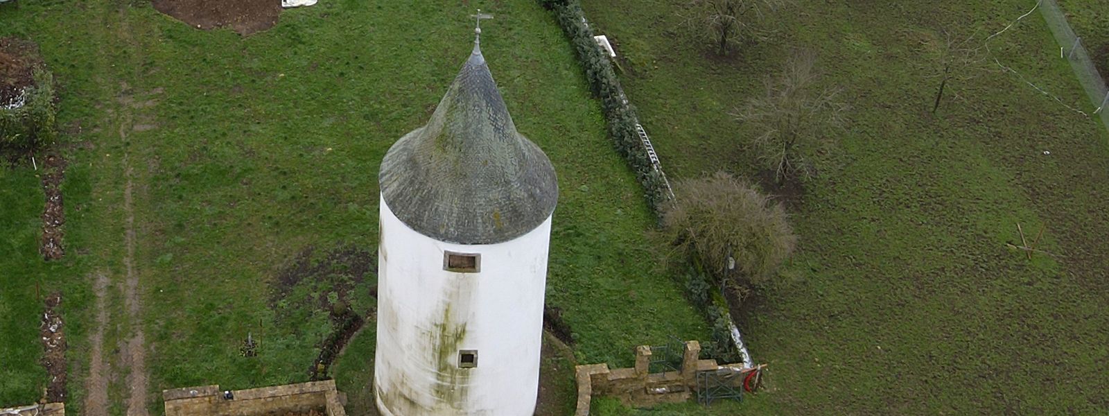 Der Turm steht auf dem Gelände des Hofs der Familie Stumper.