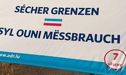 O cartaz com a bandeira luxemburguesa ao contrário