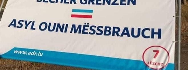 O cartaz com a bandeira luxemburguesa ao contrário