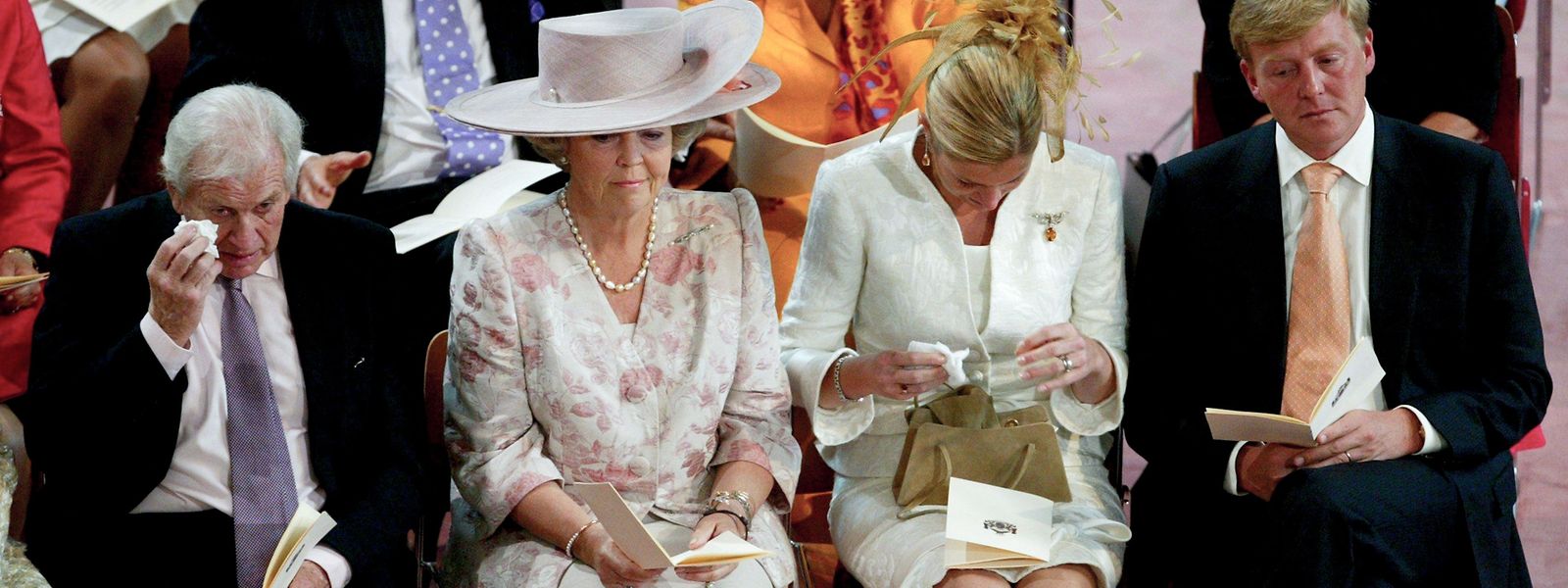 Dieses Foto aus dem Jahr 2004 zeigt  neben der niederländischen Königin Beatrix und dem Thronfolgerpaar bei der Taufe von Prinzessin Catharina-Amalia.
