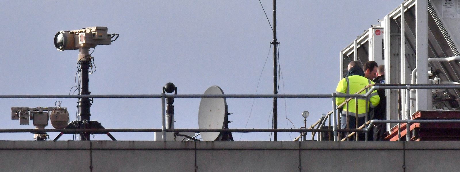 Gegen-Drohnenausrüstung wird auf einem Dach des Flughafens Gatwick eingesetzt, nachdem dieser geschlossen wurde, als Drohnen über dem Flughafengelände gesichtet wurden.
