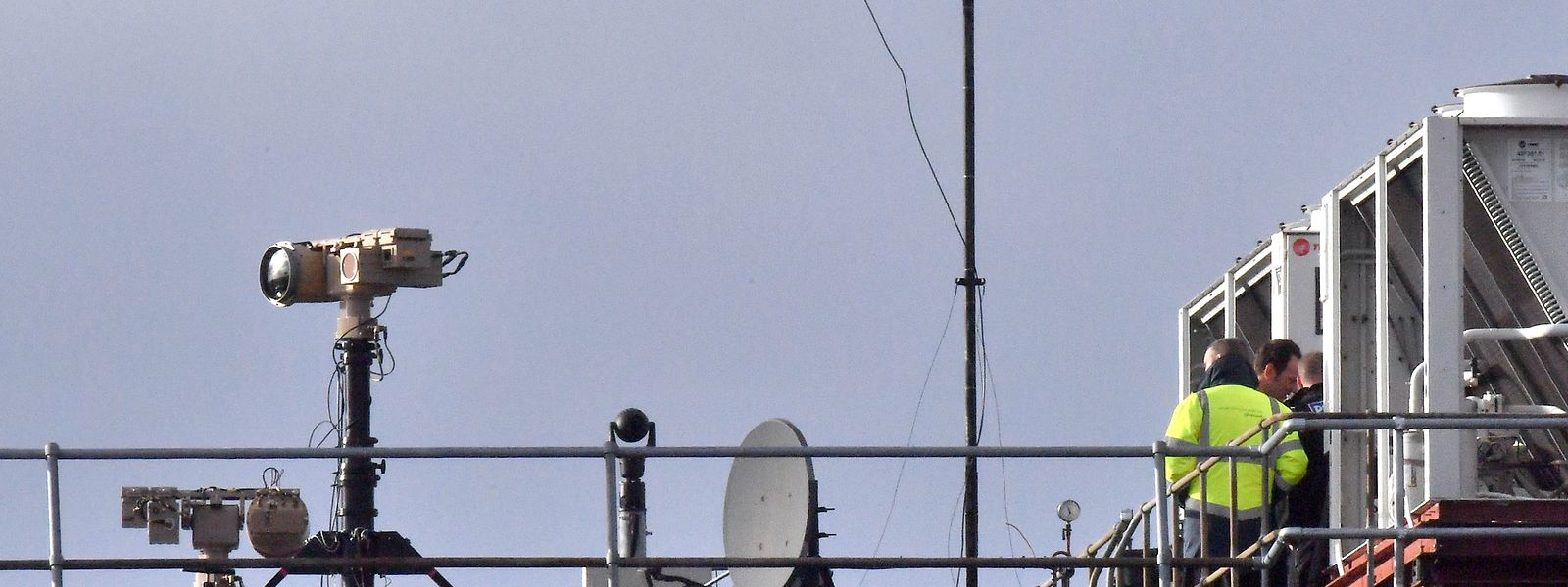 Anti-Drohnenausrüstung der britischen Armee wird auf einem Dach des Flughafens Gatwick eingesetzt.