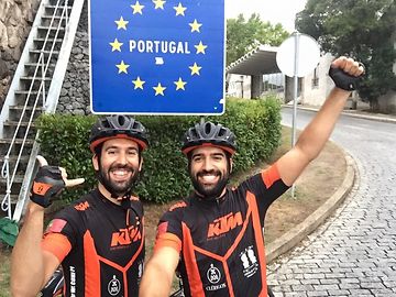 Causa solidária: Irmãos terminam hoje viagem de bicicleta entre Big Ben e Clérigos
