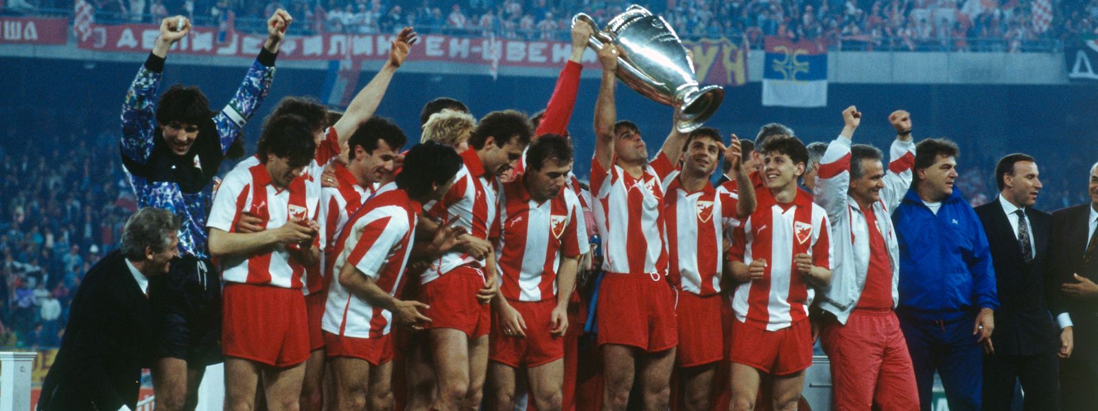 Jubelnde Jugoslawen: Am 29. Mai 1991 gewinnt Roter Stern Belgrad den Europapokal; der Zerfall Jugoslawiens hat zu dem Zeitpunkt schon eingesetzt.