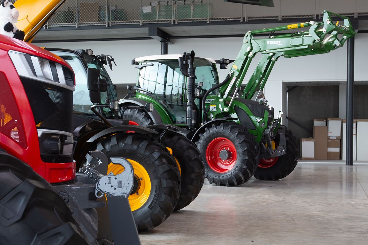 Die neuesten Modelle von Traktoren und landwirtschaftlichen Maschinen sind in der Ausstellungshalle zu sehen.
