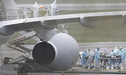 In dem Flugzeug der französischen Armée de l'air wurden Patienten aus dem Grand Est nach Südfrankreich verlegt.

