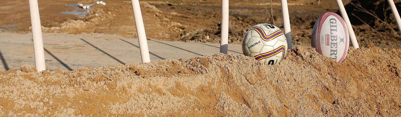 Premier coup de pelle stade national, le 18 Septembre 2017. Photo: Chris Karaba